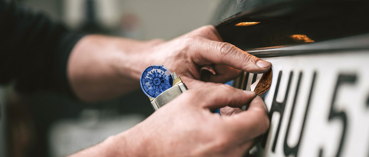 HU Plakette bei der Fahrzeugprüfung